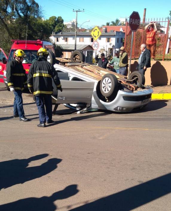 Automóvel capota depois de uma colisão no centro de Ijuí - foto 2