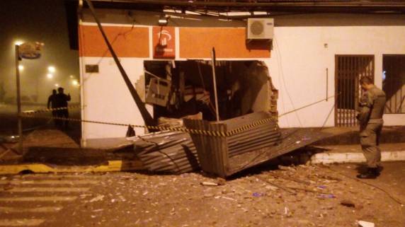Bandidos explodem duas agências bancárias em Maratá - foto 4