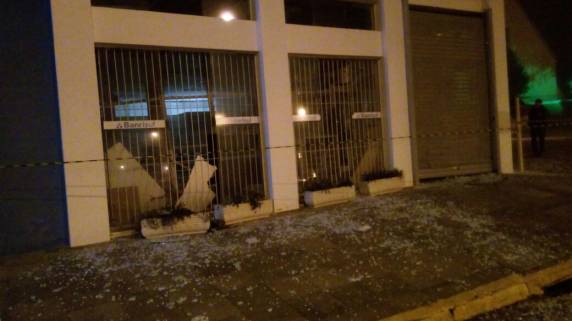 Bandidos explodem duas agências bancárias em Maratá - foto 3