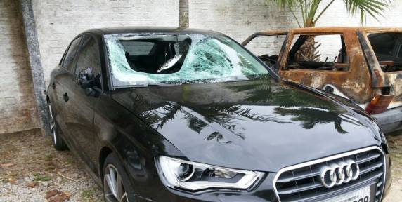 Após acidente, um dos carros foi abandonado na SC-401. Outro motorista foi preso embriagado