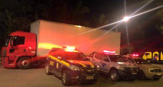 Ação conjunta entre PRF, PM e RF apreende um caminhão carregado de cigarros 

contrabandeados em São Bento do Sul - foto 3