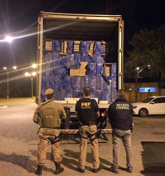 Ação conjunta entre PRF, PM e RF apreende um caminhão carregado de cigarros 

contrabandeados em São Bento do Sul - foto 2