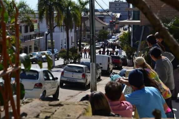 Grupo estava fortemente armado e escapou levando vítimas