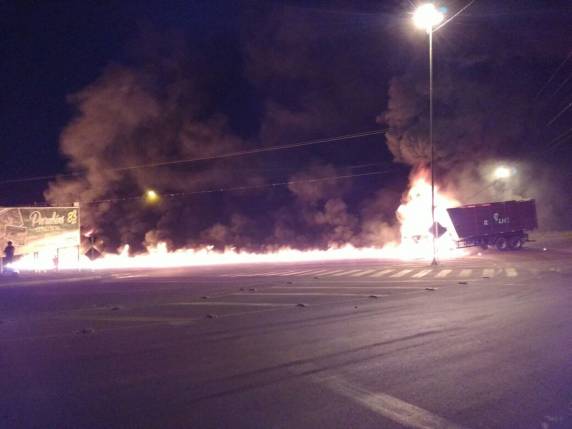 Dois veículos 

incendiaram após moto ser projetada para baixo do caminhão