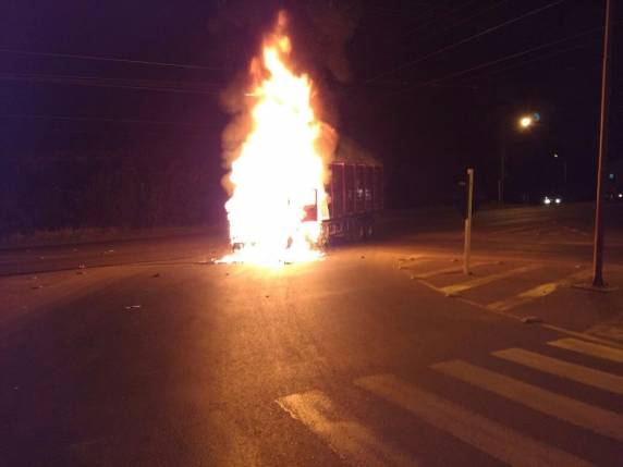 Dois veículos 

incendiaram após moto ser projetada para baixo do caminhão
