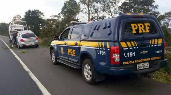 Carro roubado e posteriormente clonado é recuperado pela PRF na BR 101 em Tubarão - foto 2