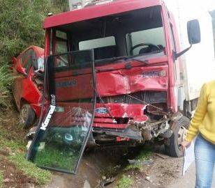 Vítima estava em um Fiat Palio e colidiu frontalmente em um caminhão que vinha na pista contrária