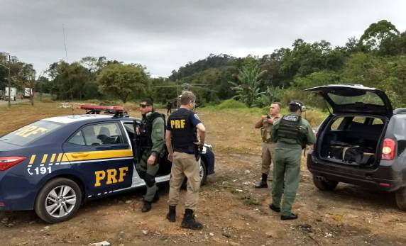 Ação conjunta entre PRF, Polícia Civil, Receita e PM apreende 156 kg de cocaína na BR 101 em Joinville - foto 2