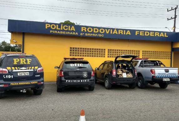 Ação conjunta entre PRF, Polícia Civil, Receita e PM apreende 156 kg de cocaína na BR 101 em Joinville - foto 5