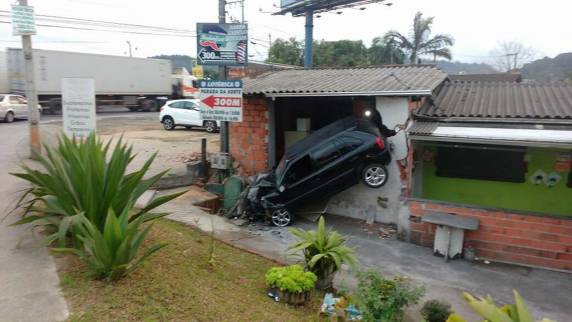 Carro fica 'preso' em bar e danifica motos após motorista perder controle de veículo - foto 2