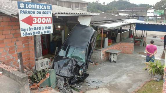 Mulher de 29 anos teve ferimentos leves em colisão em Blumenau