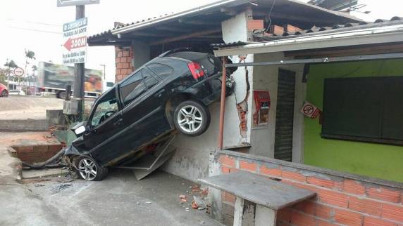 Carro fica 'preso' em bar e danifica motos após motorista perder controle de veículo - foto 3
