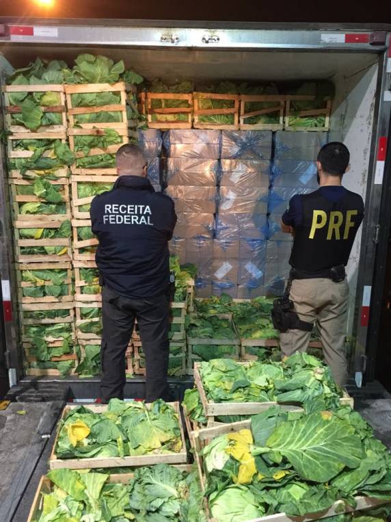 Ação conjunta entre PRF e Receita Federal apreende um caminhão carregado de
cigarros contrabandeados em Joinvile - foto 3
