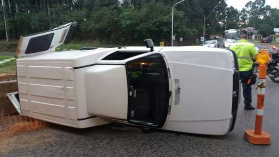 Testemunhas relataram que caminhão bateu em Fiorino no cruzamento com a Estrada Itacolomi