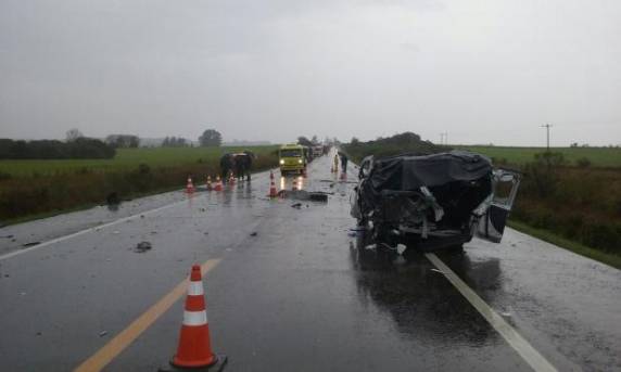 Um Fiat Doblò aquaplanou, invadiu a pista contrária e colidiu frontalmente em 

um caminhão