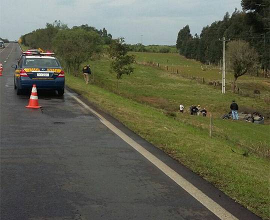 Um veículo Prisma saiu da pista e capotou no km 234 da rodovia