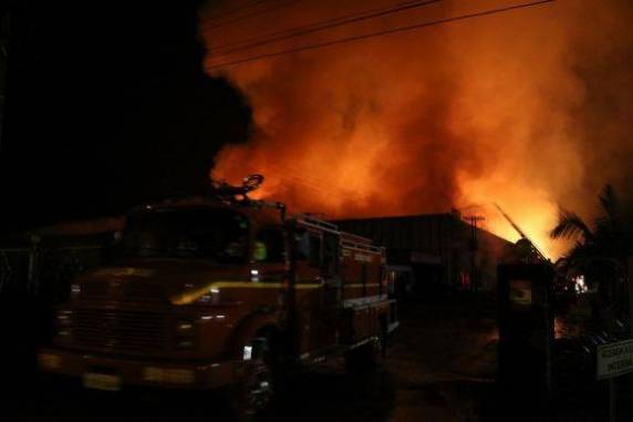 Incêndio de grandes proporções atinge depósito em
Santa Cruz do Sul - foto 2