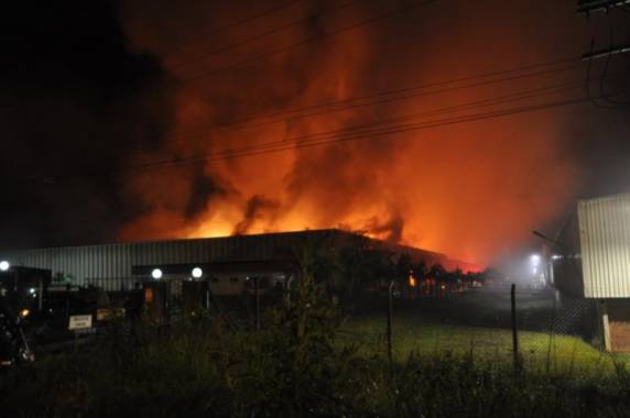 Incêndio de grandes proporções atinge depósito em
Santa Cruz do Sul - foto 3