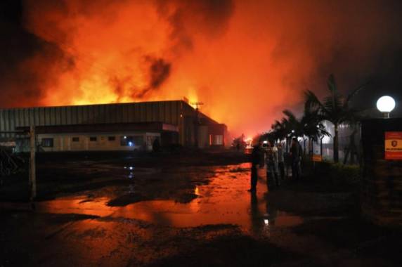 Incêndio de grandes proporções atinge depósito em
Santa Cruz do Sul - foto 4