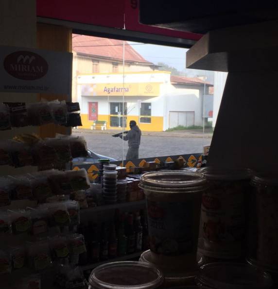 Bandidos fugiram levando uma mulher como refém, que foi libertada horas depois