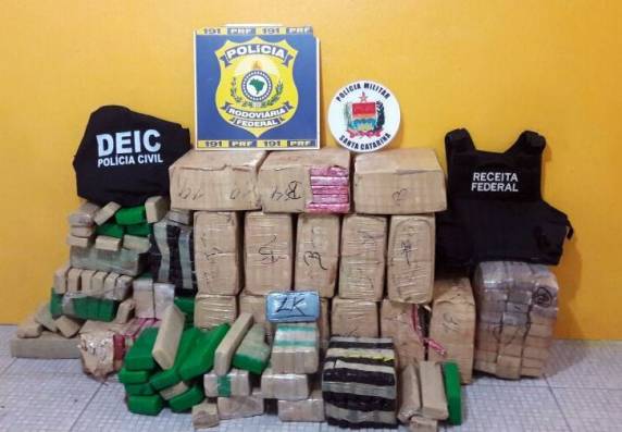 Ação conjunta apreende 440 kg de maconha e recupera carro roubado na BR 101 em Barra Velha - foto 2