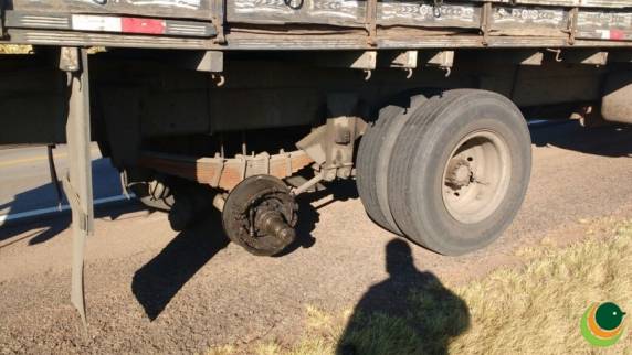 Roda de caminhão desprende e atinge veículo entre Passo Fundo e Carazinho - foto 3