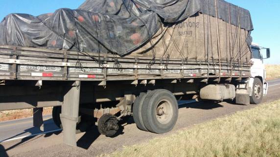 Roda de caminhão desprende e atinge veículo entre Passo Fundo e Carazinho - foto 5