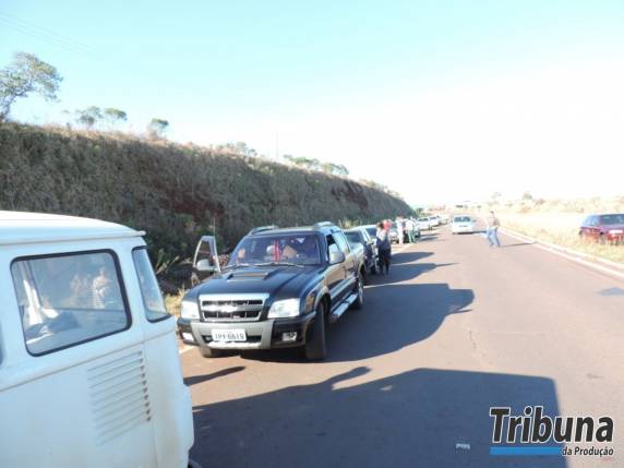 Populares saqueiam carga após carreta tombar em Palmeira das Missões - foto 2