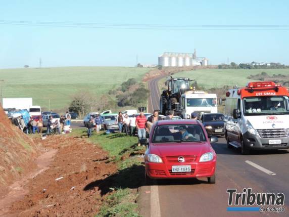 Populares saqueiam carga após carreta tombar em Palmeira das Missões - foto 4