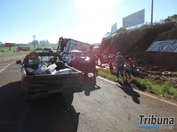Populares saqueiam carga após carreta tombar em Palmeira das Missões - foto 3