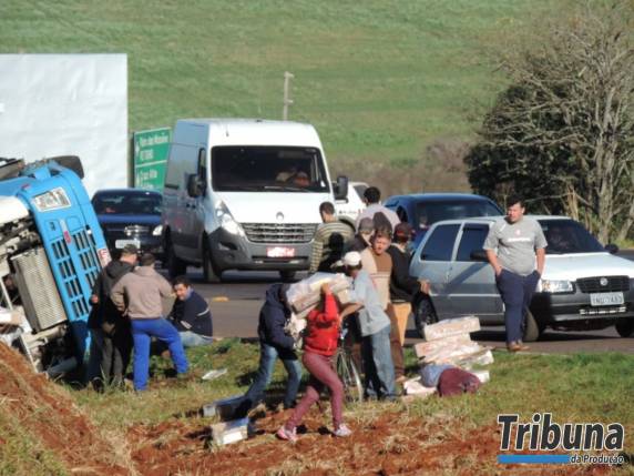 Populares saqueiam carga após carreta tombar em Palmeira das Missões - foto 5