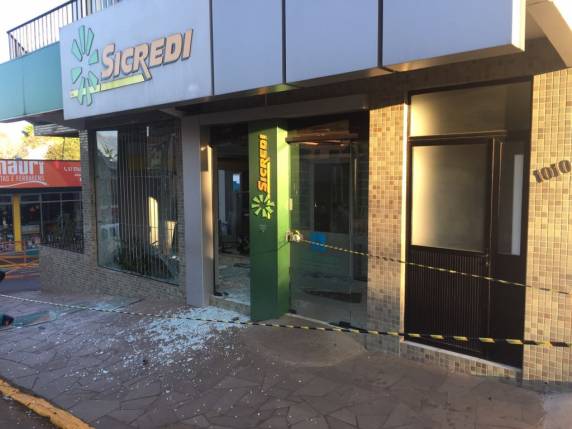 Criminosos explodem agência bancária em Bom Retiro do Sul - foto 2