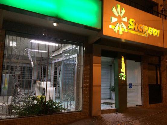 Quadrilha fez reféns e 

obrigou que vítimas formassem um cordão humano durante a ação