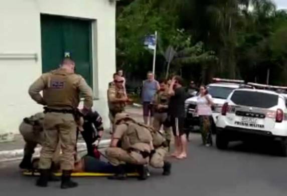Nem o disparo de uma arma de choque foi 

suficiente para conter o homem