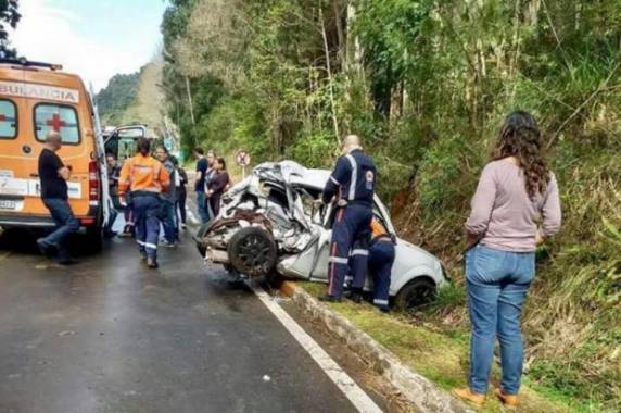 Motorista do caminhão e do Ford Ka ficaram feridos