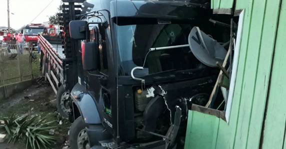Moradores não ficaram feridos. Motorista não estava no 

veículo
