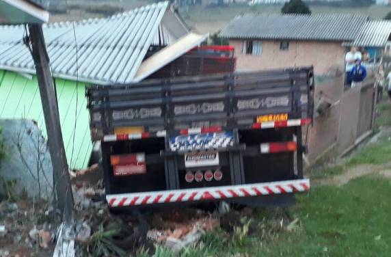 Moradores não ficaram feridos. Motorista não estava no 

veículo