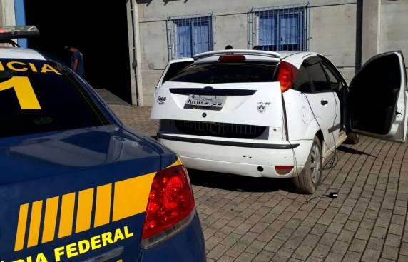 PRF e PM apreendem 20 mil maços de cigarros
contrabandeados na BR 282 em Alfredo Wagner - foto 2