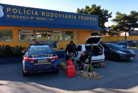 Três pessoas foram 

presas na ocorrência