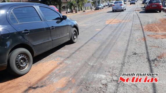População reclama de utilização de areia misturada com terra em operação tapa-buracos em Três de Maio - foto 3