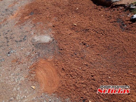 População reclama de utilização de areia misturada com terra em operação tapa-buracos em Três de Maio - foto 2