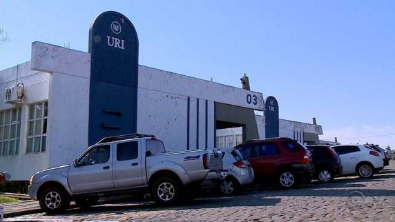 Uma das estudantes de direito teria xingado e machucado a mão da coordenadora do curso, depois de saber 

que não poderia cursar uma disciplina por conflito de horário. Estudante nega
