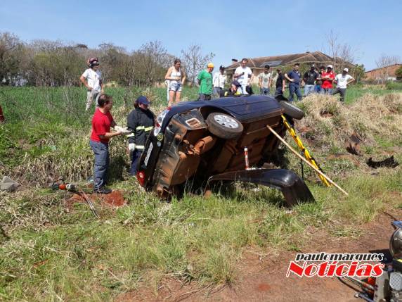 Capotamento deixa um homem ferido no bairro Cohab em Três de Maio - foto 5