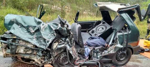 Acidente ocorreu na SC-108 na manhã deste sábado (26). Uma mulher e três homens morreram no local e outros dois homens foram para o 

hospital