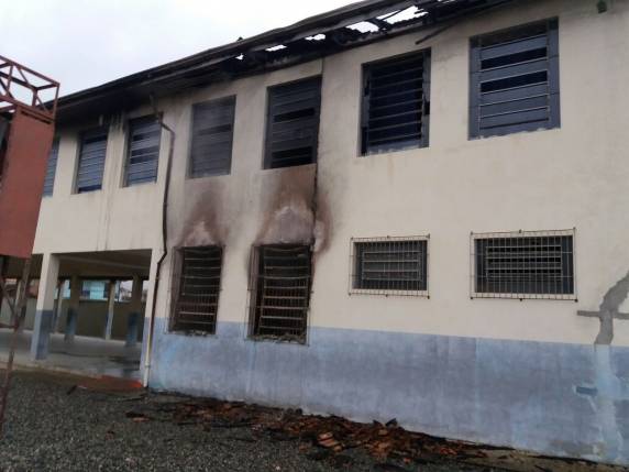 Fogo atinge escola em Joinville - foto 2