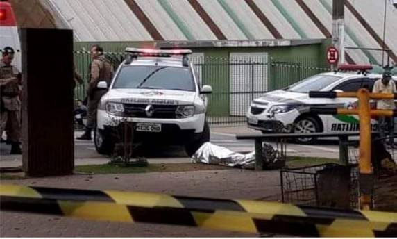 Segundo 

a PM, carona de motocicleta fez o disparo, na tarde deste domingo (27). Polícia Civil investiga documento de outra pessoa que teria sido encontrado por um morador no local do crime