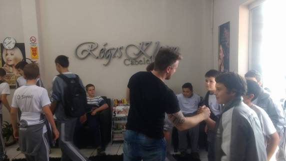 Alunos do Pelotão
Mirim recebem cortes de cabelo gratuitos em Régis Klein - foto 4