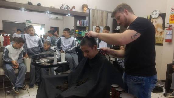 Alunos do Pelotão
Mirim recebem cortes de cabelo gratuitos em Régis Klein - foto 2