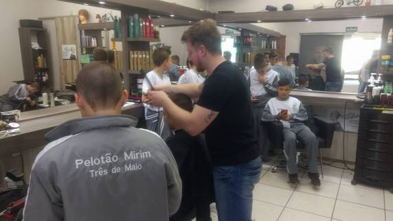 Alunos do Pelotão
Mirim recebem cortes de cabelo gratuitos em Régis Klein - foto 3