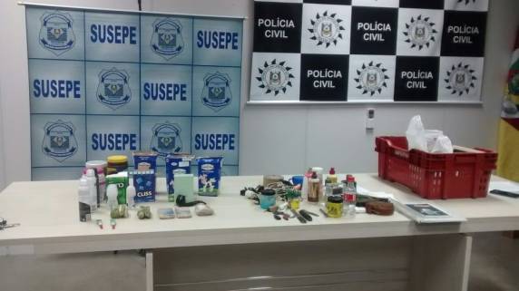 Com o 

auxílio de um detento, servidora vendia os aparelhos e outros objetos dentro da casa prisional. Ela foi levada para a Penitenciária de Guaíba